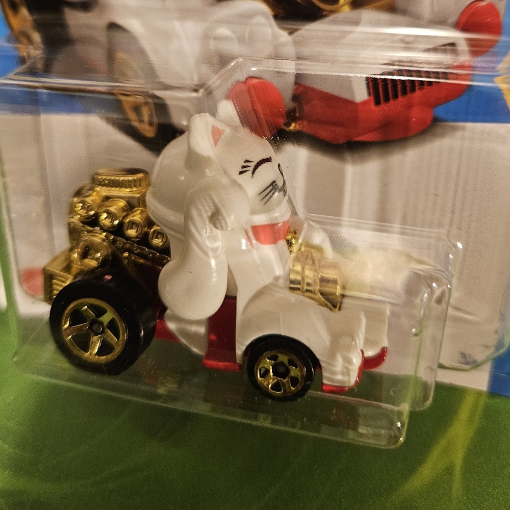 HotWheels Feline Lucky Celebration Racers - White and Gold - Picture 3 of 4